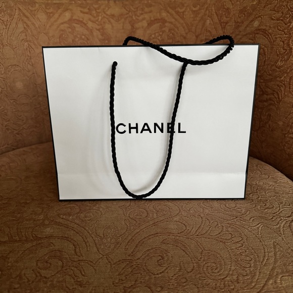 Chanel White Shopping Bag with Camellia - Picture 4 of 8